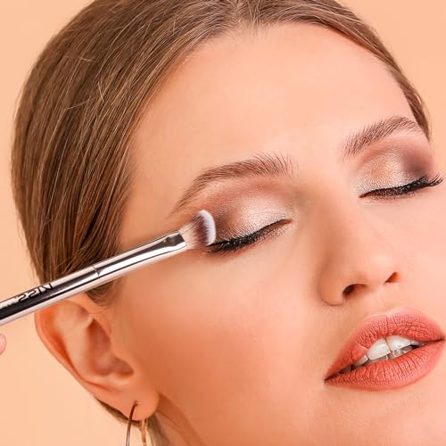 KISS NEW YORK Professional Dual Ended Eyeshadow Brush, Angled & Large Brush for Precise Shaping, Smudging Eyeshadow Application, Blending & Set Target Area