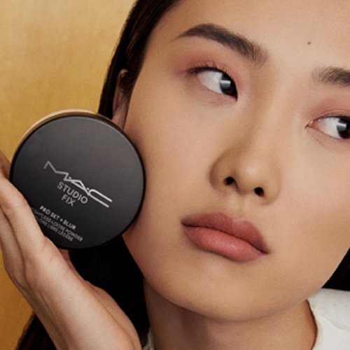 MAC Studio Fix Pro Set + Blur Weightless Loose Powder - Light (Light beige with neutral undertone) - 0.22 oz / 6.5 g
