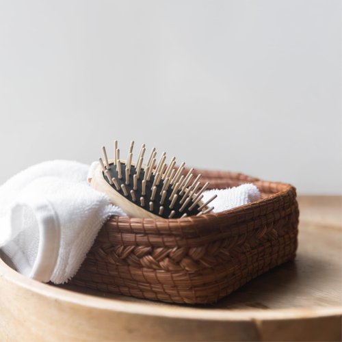 TEK – Scalp Massage Brush with Strap in Ash Wood Handmade in Italy – Stimulates Hair Growth, Ideal for Shampoo and Anti-Hair Loss Lotions – 8.5 x 5 cm – Vegan and Sustainable