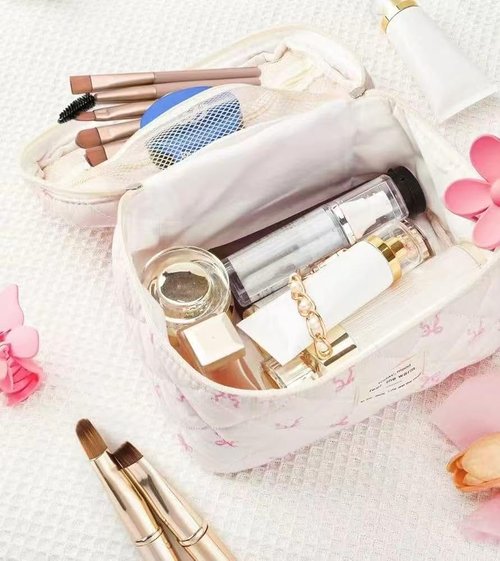 Large Travel Quilted Makeup Bag，Cute Bow Cotton cosmetic bag, Fashionable aesthetic makeup bag,Coquette Aesthetic Floral Travel Toiletry Bag for Women and Girls