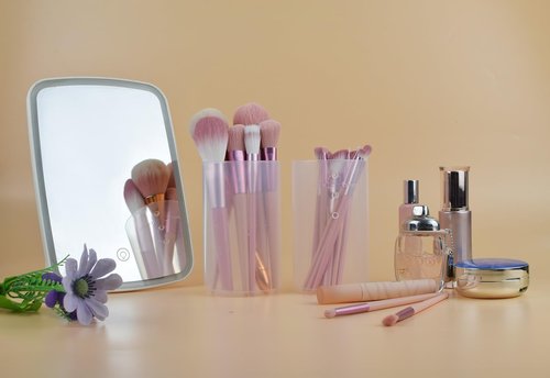 Karyluky Retractable Makeup Brush Holders, Clear Plastic Travel Makeup Brush Cup with Lid, Portable Cosmetic Brush Organizer Container, Dustproof Brushes Storage Case for Women Make-up Artist, 1pc