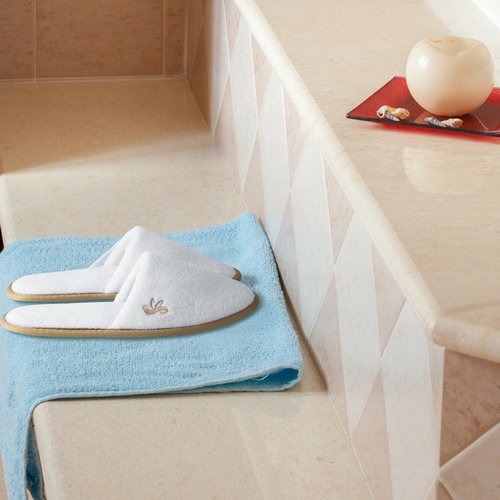 BERGMAN KELLY Spa Slippers, Closed Toe (Medium & Large, 12 Pairs, White + Cocoa Trim), Disposable Indoor Hotel Slippers for Men and Women, Fluffy Coral Fleece, Deluxe Padded Sole for Extra Comfort