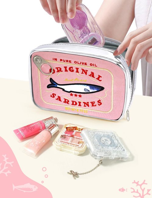 Cessfle Canned Sardines Makeup Bag, Funny Sardine Tin Fish Cosmetic Bag, Creative Cute Makeup Bag Kawaii Pencil Case Pouch, Coquette Make up Pouch for Women