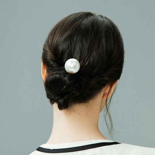 SHE'S Versailles Pearl Hair Scrunchies, Elegant French hair elastics Original Light Luxury Ponytail Holder for Thick and Thin Hair, Elegant Pearl hair ties for women (White)