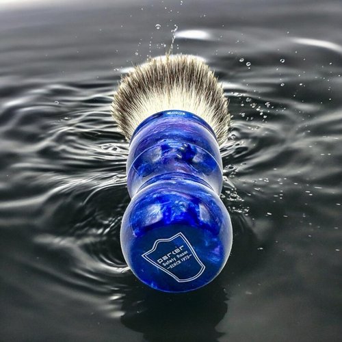 Parker “Blue Storm” Deluxe Synthetic Shaving Brush & Stand – 24 mm Knot, Iridescent Resin Handle, Ergonomic 122 mm Length, Handmade with a High Bristle Density for Rich Lather