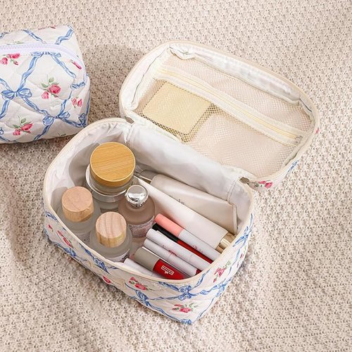 AMULOKRU Large Makeup Bag, Cute Cosmetic Bags for Women Girls, Quilted Floral Toiletry Bag, Travel Make Up Organizer Bag