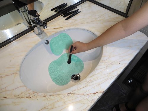 LORMAY Silicone Makeup Brush Organizer + Makeup Brush Cleaning Mat - Brush Holder for Air Drying. Easy to Mount to Wall, Mirror, Dresser or Tile (Mint Green)