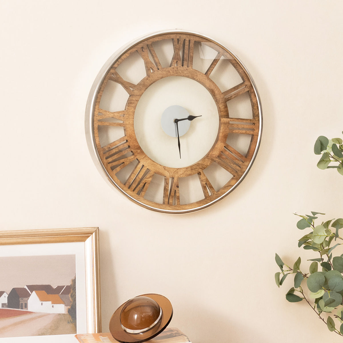 Silent Wall Clock 16/20 Inch with Classic Frame and Roman Numerals - Variation L