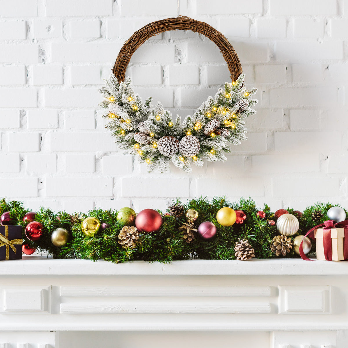 24 Inch Pre-Lit Snow Flocked Artificial Christmas Wreath with Pine Cones & 35 LED Lights
